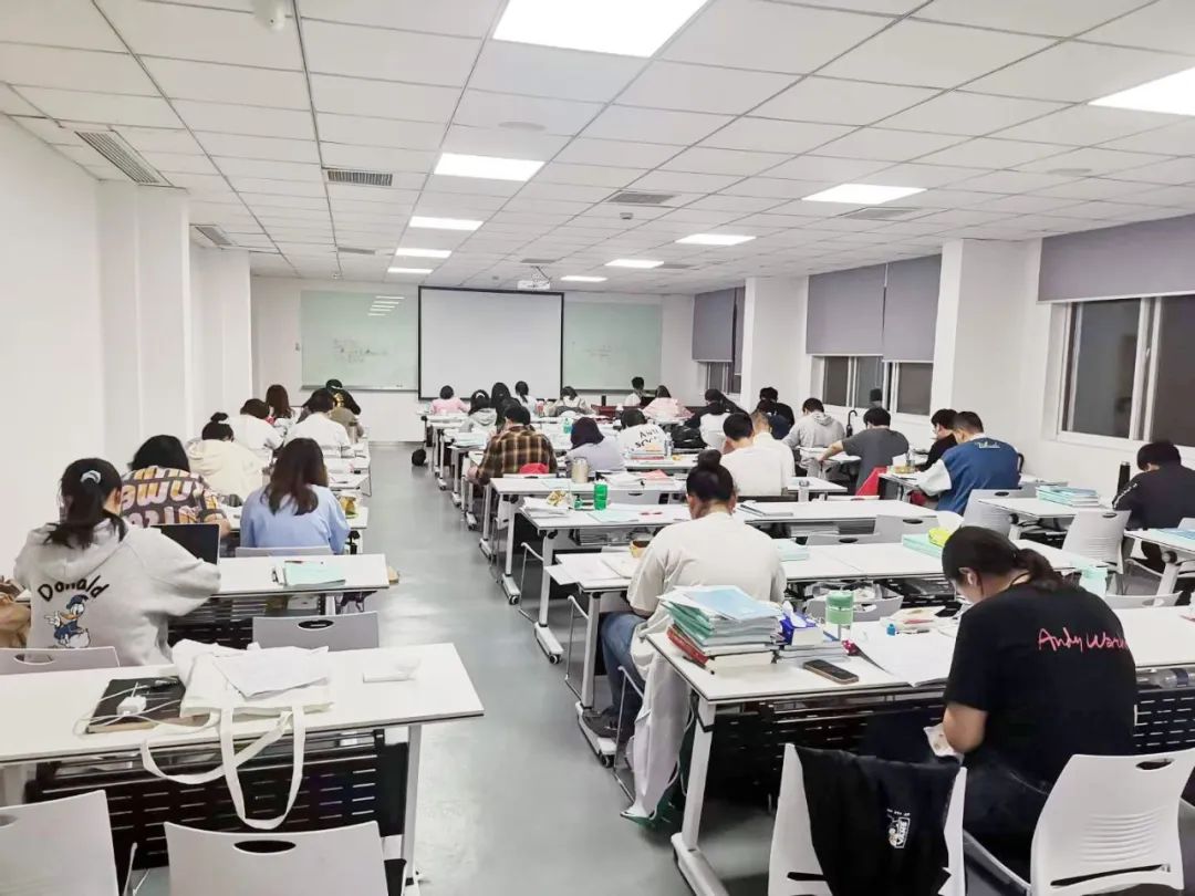部分同學(xué)由于對考銀行缺乏足夠的認(rèn)知總是不以為意，認(rèn)為這是一種低檔次的職業(yè)選擇。其實(shí)銀行工作作為一種穩(wěn)定的職業(yè)選擇，具有待遇優(yōu)厚、福利保障好、職業(yè)發(fā)展前景廣闊等特點(diǎn)。特別是每年的銀行秋季校園招聘招聘規(guī)模大、崗位多。所以千萬不要因?yàn)樽砸暽醺叨鴮?dǎo)致自己失去了一個(gè)很好的就業(yè)機(jī)會(huì)。