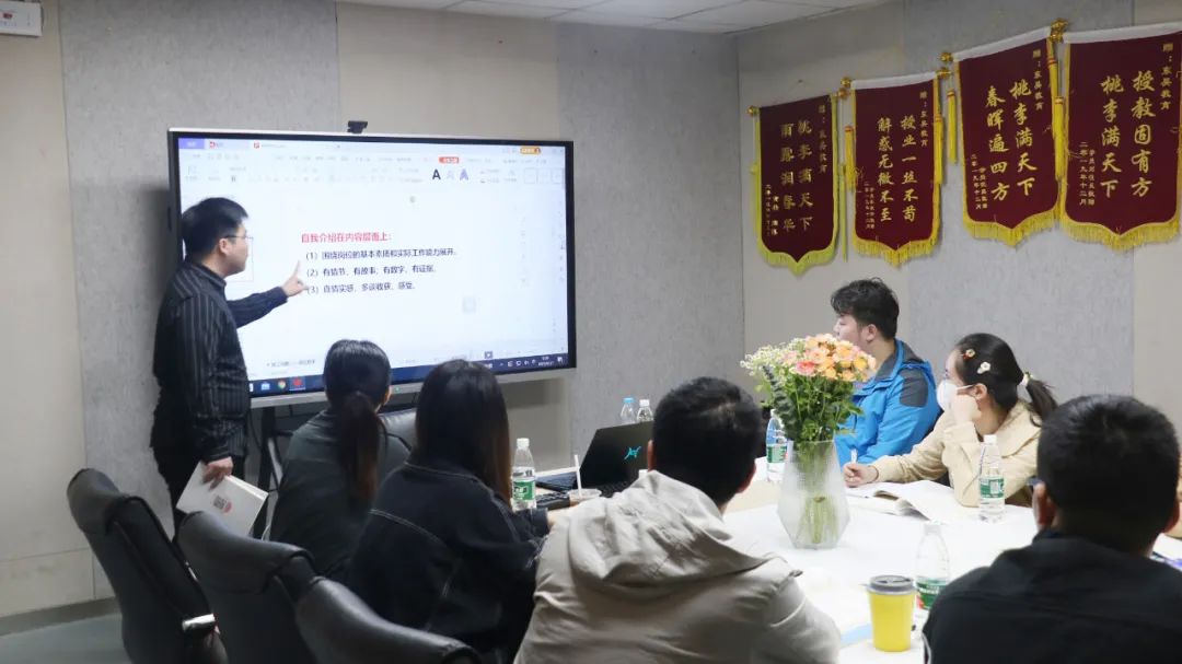 　　你們用努力澆灌夢想， 　　銀行上岸也只是你們努力的必然！